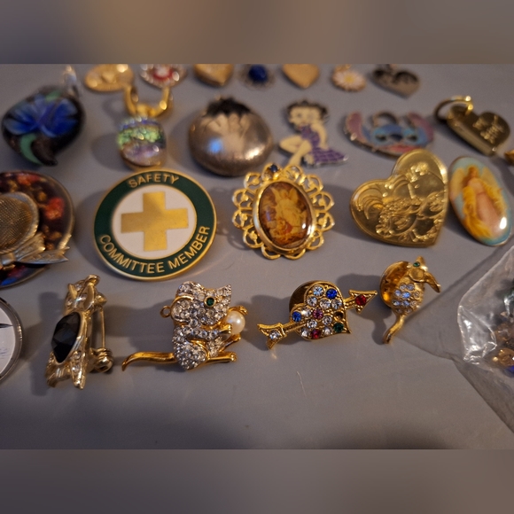 Pin/Charm Lot - Picture 4 of 8